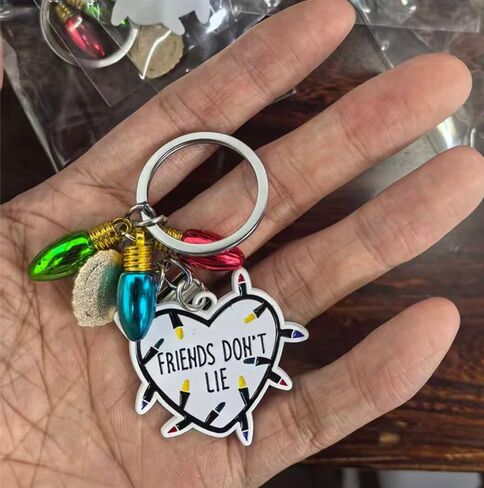 سلسلة مفاتيح Stranger Things سلسلة مفاتيح هدايا الصداقة سلسلة مفاتيح أصدقاء لا تكذب بضائع مجموعة الهالوين هدية الصداقة للأبد (قلب 1) in Kuwait