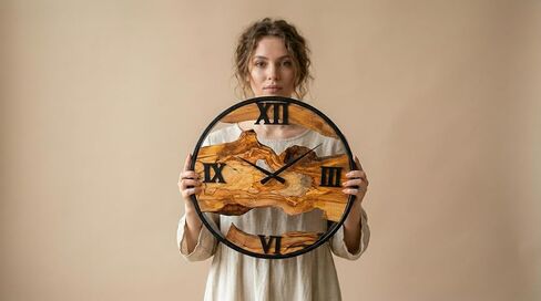 ساعة حائط من خشب الزيتون مقاس 20 بوصة - لوح صلب طبيعي بحافة حية وآلية صامتة غير موقوتة - ديكور مزرعة ريفي للمطبخ وغرفة النوم وغرفة المعيشة in Kuwait