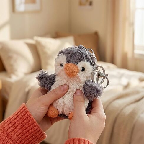 سلسلة مفاتيح قطيفة على شكل بطريق لطيف للنساء والفتيات، Kawaii مقاس 4.5 بوصة حقيبة ظهر ناعمة حلقة مفاتيح محشوة حقيبة سحرية in Saudi Arabia