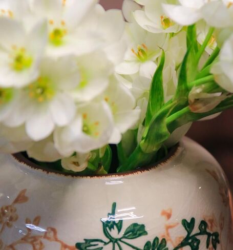 مزهرية سيراميك متوسطة الحجم مرسومة يدويًا مقاس 8.5 بوصة - نباتات خضراء وأزهار صفراء، طلاء زجاجي مشقق وحافة عتيقة، أعمال فنية مستوحاة من الصين in Kuwait