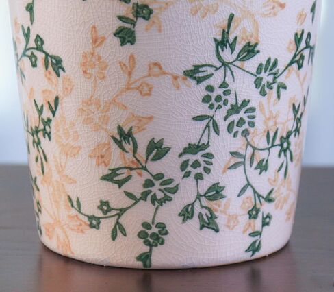 مزهرية سيراميك متوسطة الحجم مرسومة يدويًا مقاس 8.5 بوصة - نباتات خضراء وأزهار صفراء، طلاء زجاجي مشقق وحافة عتيقة، أعمال فنية مستوحاة من الصين in Kuwait