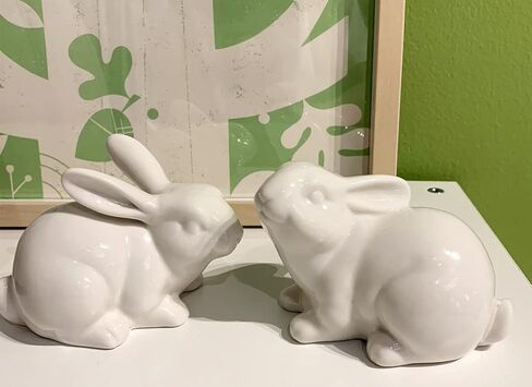 مجموعة من 2 تمثال أرنب بورسلين تمثال زينة ربيع عيد الفصح تماثيل أرنب بيضاء ريفية عتيقة لطاولة طعام عيد الفصح قطعة مركزية صينية متدرجة رف زخرفة in Kuwait