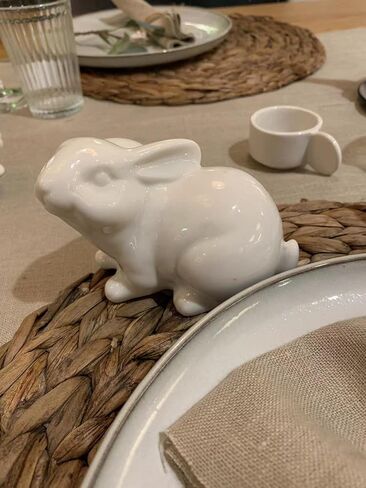 مجموعة من 2 تمثال أرنب بورسلين تمثال زينة ربيع عيد الفصح تماثيل أرنب بيضاء ريفية عتيقة لطاولة طعام عيد الفصح قطعة مركزية صينية متدرجة رف زخرفة in Kuwait