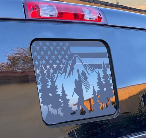 لسيارة Jeep Gladiator JT 2020-2026 ملصق من الفينيل للنافذة الوسطى الخلفية بعلم أمريكي بيج فوت، ملصق فينيل أسود غير لامع بعلم الولايات المتحدة الأمريكية Sasquatch ملحقات شاحنة النافذة الخلفية الوطنية in Kuwait