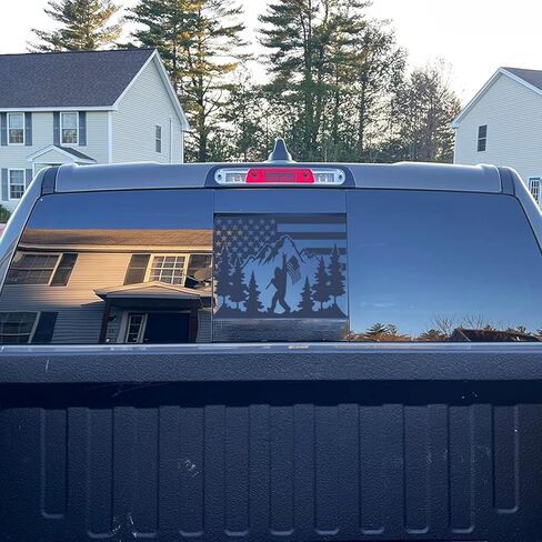 لسيارة Jeep Gladiator JT 2020-2026 ملصق من الفينيل للنافذة الوسطى الخلفية بعلم أمريكي بيج فوت، ملصق فينيل أسود غير لامع بعلم الولايات المتحدة الأمريكية Sasquatch ملحقات شاحنة النافذة الخلفية الوطنية in Kuwait