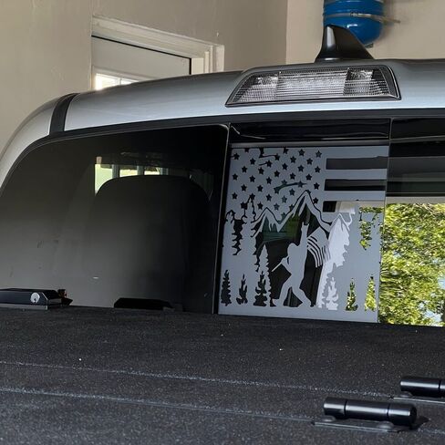 لسيارة Jeep Gladiator JT 2020-2026 ملصق من الفينيل للنافذة الوسطى الخلفية بعلم أمريكي بيج فوت، ملصق فينيل أسود غير لامع بعلم الولايات المتحدة الأمريكية Sasquatch ملحقات شاحنة النافذة الخلفية الوطنية in Kuwait