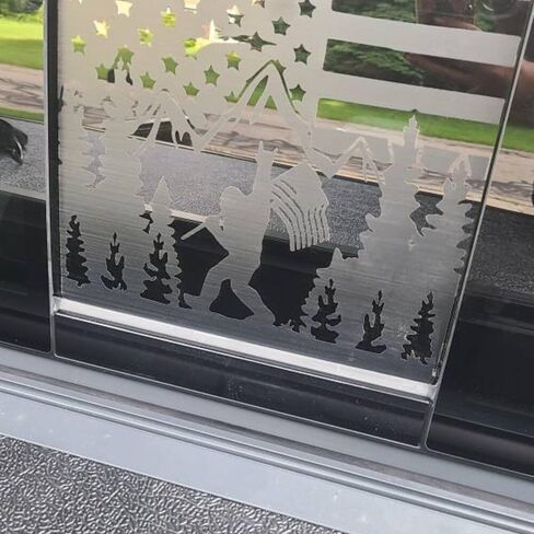 لسيارة Jeep Gladiator JT 2020-2026 ملصق من الفينيل للنافذة الوسطى الخلفية بعلم أمريكي بيج فوت، ملصق فينيل أسود غير لامع بعلم الولايات المتحدة الأمريكية Sasquatch ملحقات شاحنة النافذة الخلفية الوطنية in Kuwait