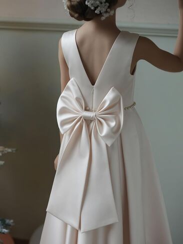 Satin Flower Girl Dresses for Wedding Pearls Backless Princess Pageant Dress with Bow Floor Length Prom Ball Gowns in Saudi Arabia