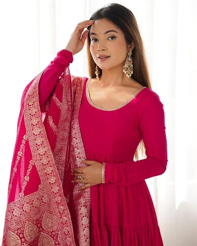 مجموعة فساتين Heni Fashion الهندية الناعمة النقية من رامانسيلك تشاندري شوريدار بأكمام أناركلي مع دوباتا in Kuwait