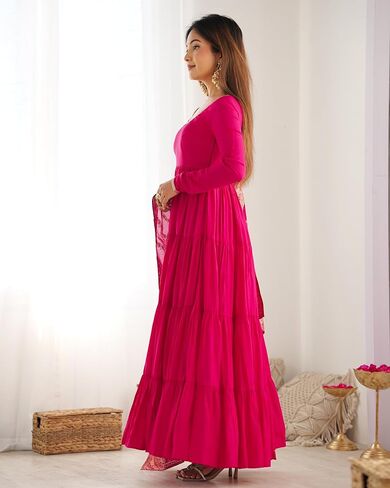 مجموعة فساتين Heni Fashion الهندية الناعمة النقية من رامانسيلك تشاندري شوريدار بأكمام أناركلي مع دوباتا in Kuwait