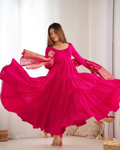 مجموعة فساتين Heni Fashion الهندية الناعمة النقية من رامانسيلك تشاندري شوريدار بأكمام أناركلي مع دوباتا in Kuwait