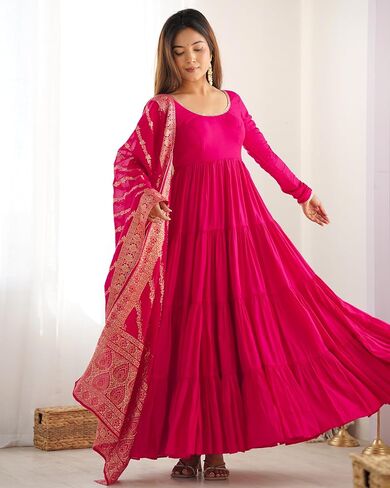 مجموعة فساتين Heni Fashion الهندية الناعمة النقية من رامانسيلك تشاندري شوريدار بأكمام أناركلي مع دوباتا in Kuwait