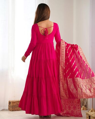 مجموعة فساتين Heni Fashion الهندية الناعمة النقية من رامانسيلك تشاندري شوريدار بأكمام أناركلي مع دوباتا in Kuwait