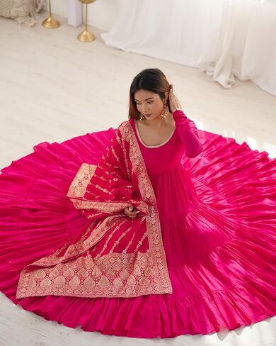 مجموعة فساتين Heni Fashion الهندية الناعمة النقية من رامانسيلك تشاندري شوريدار بأكمام أناركلي مع دوباتا in Kuwait