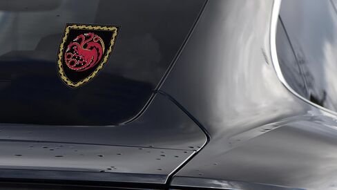 ملصق كهربائي مرخص رسميًا من House of The Dragon House Targaryen Shield - 4.0 بوصة × 3.4 بوصة | ممتاز لجميع الأحوال الجوية للسيارة، وزجاجة المياه، والكمبيوتر المحمول، والمبرد، وصندوق الأدوات، والهاتف | صنع في الولايات المتحدة الأمريكية in Saudi Arabia