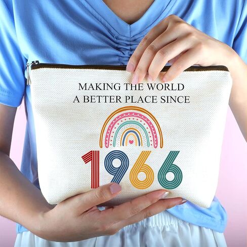 حقيبة مستحضرات التجميل الستين - هدايا عيد الميلاد الستين لها، للنساء - حقيبة مكياج 1966 - جعل العالم مكانًا أفضل منذ عام 1966 - ستون زينة عيد ميلاد للإناث والأصدقاء - تحول 60 هدية in Kuwait