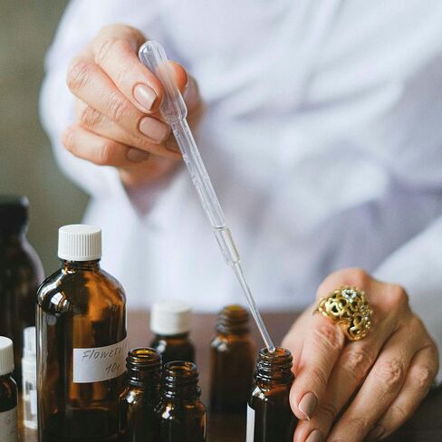 مجموعة إعادة تعبئة العطور، مكونة من 10 قطع من الكولونيا ومجموعة صنع العطور مع صندوق تخزين - تتضمن مضخة نقل، ومستخرج حقنة، وأقماع، وقطارة لإعادة تعبئة زجاجات السفر in Kuwait