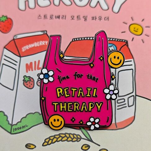 بروش مطلي بالمينا مطبوع عليه عبارة "Time For That Retail Therapy"، وجه مبتسم لطيف مع حقيبة تسوق، دبوس طية صدر السترة مضحك للنساء والفتيات in Saudi Arabia