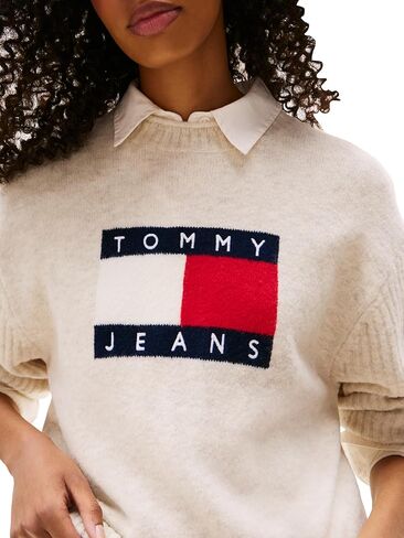 بلوفر نسائي من Tommy Jeans مصنوع من مزيج الصوف بياقة دائرية مع شعار علم كبير محبوك in Kuwait