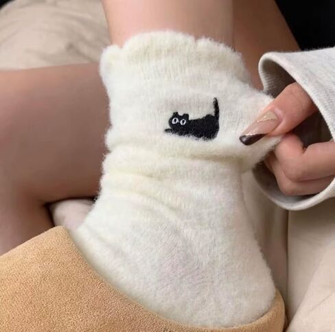 جوارب Fuzzy Cat للنساء - جوارب قطيفة ناعمة، جوارب دافئة منفوشة مع قطة مطرزة لطيفة، مقاس واحد 6-10.5، عبوة من 3 قطع (أبيض، وردي، أسود) in Saudi Arabia