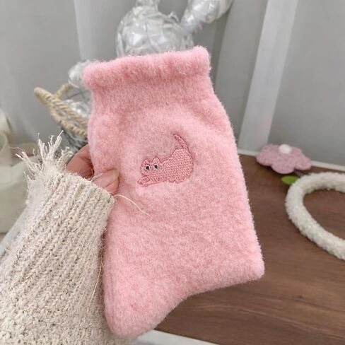 جوارب Fuzzy Cat للنساء - جوارب قطيفة ناعمة، جوارب دافئة منفوشة مع قطة مطرزة لطيفة، مقاس واحد 6-10.5، عبوة من 3 قطع (أبيض، وردي، أسود) in Saudi Arabia