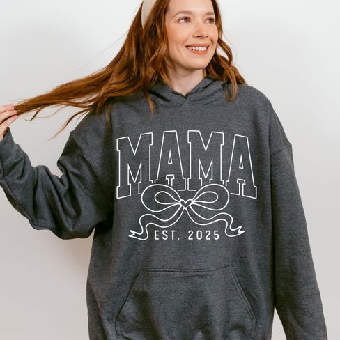 قميص Mama Est 2025، سويت شيرت لطيف Mama 2025، هدية عيد الأم المخصصة، أفضل هدية للأم الحامل، هدية لطيفة للأم، هدية عيد الأم، قميص الأم in Saudi Arabia