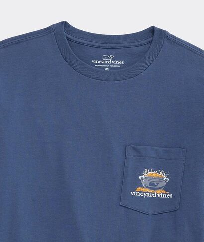 تي شيرت Vineyard Vines للرجال بأكمام طويلة للجيب بمناسبة عيد القديس باتي in Kuwait