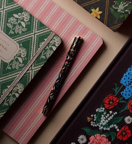 شركة RIFLE PAPER CO. قلم حبر جاف لدراسة الحديقة، 5.375 بوصة طول، حبر جل أسود قابل لإعادة الملء، طرف كرة دوارة 0.5 مم، جسم من الفولاذ المقاوم للصدأ، لمسات نحاسية، رسم توضيحي بالألوان الكاملة in Kuwait