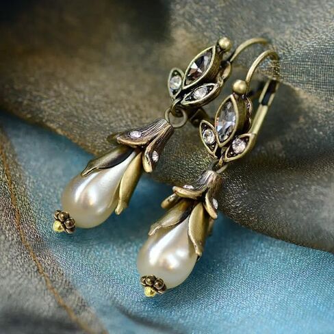 1 Pair of Women's Retro Flower Imitation Pearl Lily Pendant Earrings Inlaid with Synthetic Zirconia, Used As Daily Party Gifts in Saudi Arabia