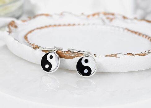 أقراط AeraVida 925 من الفضة الإسترليني Yin Yang للنساء - حلقات متدلية من عرق اللؤلؤ باللونين الأبيض والأسود - مجوهرات مصنوعة يدويًا خفيفة الوزن - أقراط بيان روحية وعصرية in Saudi Arabia