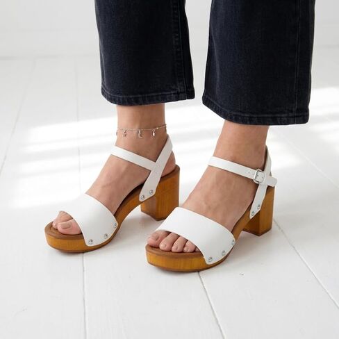 Cushionaire Women's Sloan Faux Wood Sandal +Memory Foam & Litesole Technology -عرض على نطاق واسع ، ويسكي 11 W in Kuwait