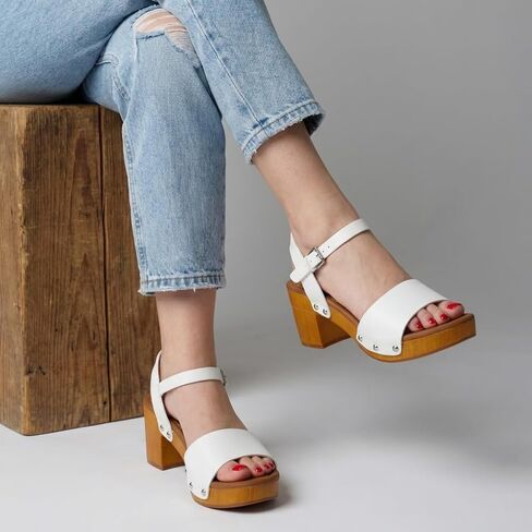 Cushionaire Women's Sloan Faux Wood Sandal +Memory Foam & Litesole Technology -عرض على نطاق واسع ، ويسكي 11 W in Kuwait