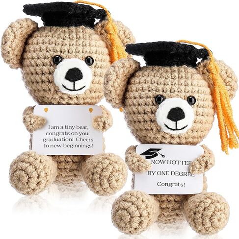 2 PCS التخرج هدايا الدب ، فئة 2025 التخرج الكروشيه الإيجابي محشو بير ألعاب مع غراد كاب وبطاقات تهنئة لصالح حفلة رياض الأطفال في المدرسة الثانوية in Kuwait