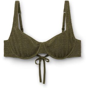 امرأة تجعس الشرفات. in Kuwait