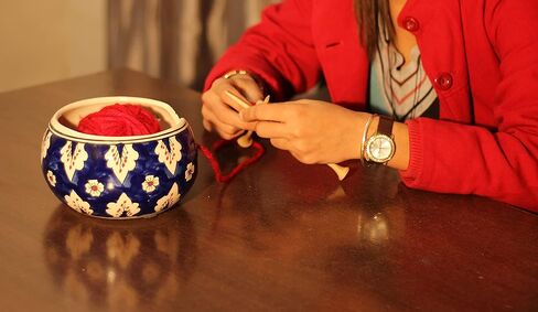 اي بي هانديكرافتس وعاء تخزين لخيوط الحياكة المصنوعة يدويا من السيراميك مقاس 7 انش × 4 انش، يمنع الغزل من التدحرج والحياكة وحامل خيوط الكروشيه in Kuwait
