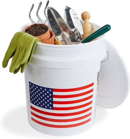 دلو يونايتد سولوشنز سعة 5 جالون، دلو بلاستيكي عالي التحمل، مقبض مريح، مثالي للعمل، أو تحسين المنزل، أو التنظيف المنزلي، أبيض مع علم الولايات المتحدة الأمريكية، عبوة من قطعتين in Kuwait