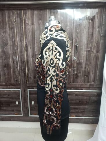 سترات نسائية غربية باللون الأسود مع الذهب سترات فنية مطرزة بالحجر الزجاجي مصنوعة يدويًا من القماش المطرز للفروسية in Kuwait