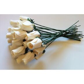 24 وردة خشبية بيضاء عاجية جميلة من Aariel's Attic in Kuwait