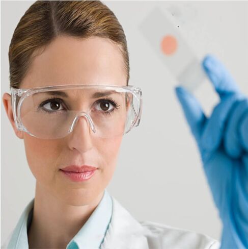 زوجان من النظارات الواقية المقاومة للغبار والرذاذ للاستخدام في البناء والمختبر والكيمياء. in Kuwait