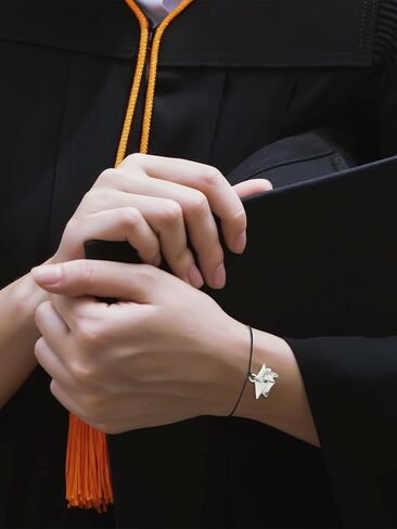 مجموعة أساور التخرج الملهمة المكونة من 100 قطعة تتضمن 50 قطعة من أساور الكلية للمدرسة الثانوية لعام 2024 و50 قطعة من بطاقات التخرج الورقية البنية لزملاء الدراسة في حفل موسم التخرج in Kuwait