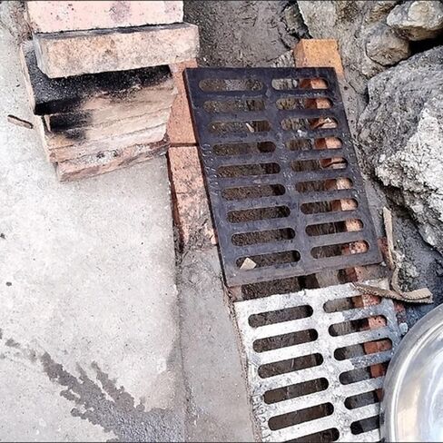 غطاء شبكة تصريف من الحديد الزهر شديد التحمل - شبكة صرف صحي خارجية متينة للممرات الخرسانية وصرف الخندق - حل تصريف قناة سوداء مقاس 250 × 500 × 30 مم in Kuwait