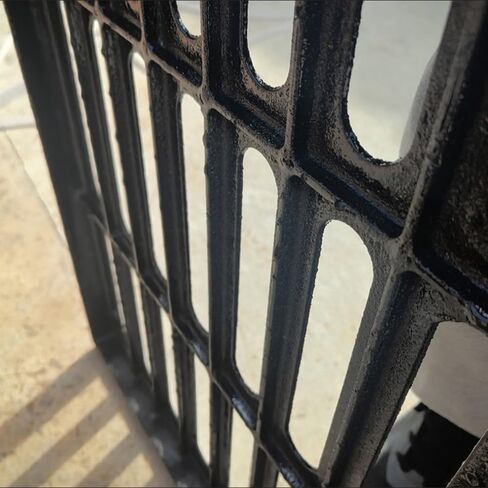 غطاء شبكة تصريف من الحديد الزهر شديد التحمل - شبكة صرف صحي خارجية متينة للممرات الخرسانية وصرف الخندق - حل تصريف قناة سوداء مقاس 250 × 500 × 30 مم in Kuwait