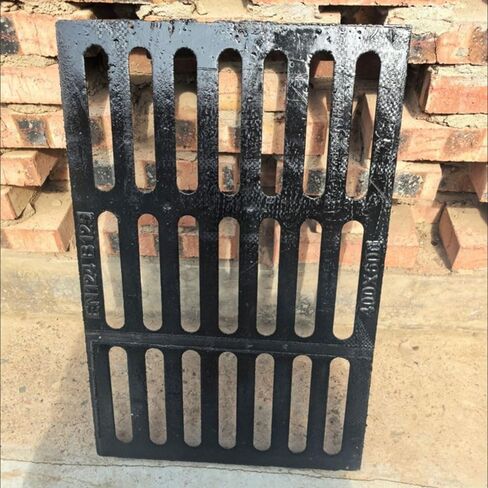 غطاء شبكة تصريف من الحديد الزهر شديد التحمل - شبكة صرف صحي خارجية متينة للممرات الخرسانية وصرف الخندق - حل تصريف قناة سوداء مقاس 250 × 500 × 30 مم in Kuwait