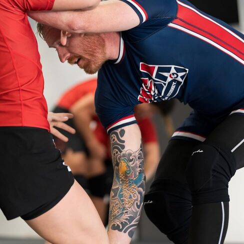 وسادات الركبة BJJ الذهبية للجوجيتسو والمصارعة والفنون القتالية المختلطة - مجموعة من قطعتين (متوسطة) in Kuwait
