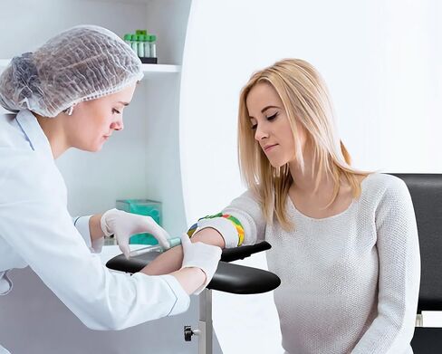 Helsevesen مقعد عريض للغاية لسحب الدم XXL كرسي طبي لسحب الدم مع مقعد مبطن عريض جدًا، - كرسي سحب الدم Mommy & Me مع مسند ذراع قابل للتعديل، 2024.11 in Kuwait