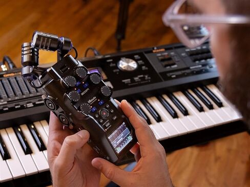 حزمة مسجل Zoom H6studio سهلة الاستخدام مع 2 × 64 جيجابايت من بطاقات microSDXC، و2 × كابلات XLR بطول 10 أقدام، و4 × بطاريات AA، ومقبض يد ثلاثي القوائم لإعدادات التسجيل المحمولة الاحترافية in Saudi Arabia