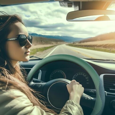 غطاء عجلة القيادة باللون الأخضر، شبكة على شكل قرص العسل من الحرير الجليدي، مريحة ومريحة وناعمة ومضادة للانزلاق من جلد البولي يوريثان، ملحقات سيارة داخلية عالمية تناسب عجلة القيادة مقاس 14.9-15 بوصة (أخضر) in Kuwait