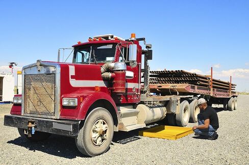 صينية UltraTech 1330 من قماش PVC مرنة فائقة الاستخدام، طول 45.72 سم × عرض 45.72 سم × ارتفاع 11.43 سم، أصفر in Kuwait