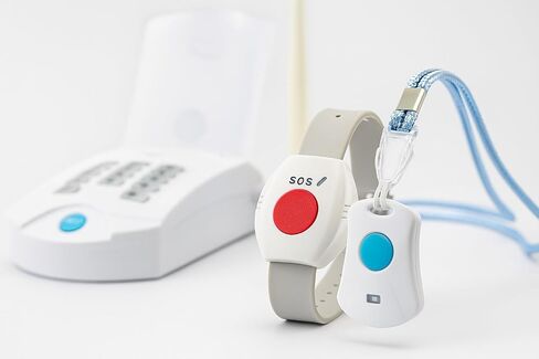 نظام التنبيه الطبي Life Guardian HD700-V6 - بدون رسوم شهرية - قاعدة صوتية ثنائية الاتجاه + أزرار ذعر مقاومة للماء على المعصم - آمن لكبار السن والمعاقين والأحباء - يستخدم الخط الأرضي in Kuwait