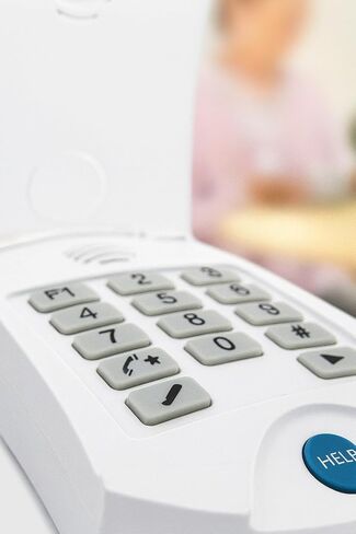 نظام التنبيه الطبي Life Guardian HD700-V6 - بدون رسوم شهرية - قاعدة صوتية ثنائية الاتجاه + أزرار ذعر مقاومة للماء على المعصم - آمن لكبار السن والمعاقين والأحباء - يستخدم الخط الأرضي in Kuwait